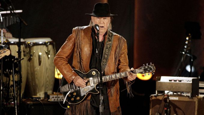 Kanadský rocker Neil Young je znám dlouhodobou kritikou korporací.