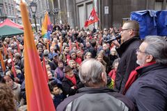 V Belgii bodl útočník do nohy marxistického politika. Premiér útok odsoudil