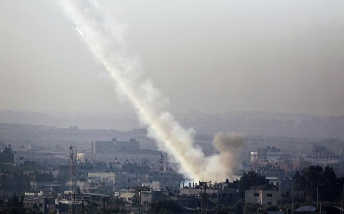 A rocket is seen after its launch from the northern Gaza Strip towards Israel November 15, 2012. Hamas fired dozens of rockets into southern Israel on Thursday, killing three people, and Israel launched numerous air strikes across the Gaza Strip, threatening a wider offensive to halt repeated Palestinian salvoes. REUTERS/Amir Cohen (GAZA - Tags: CIVIL UNREST TPX IMAGES OF THE DAY POLITICS) Published: Lis. 15, 2012, 9:24 dop.