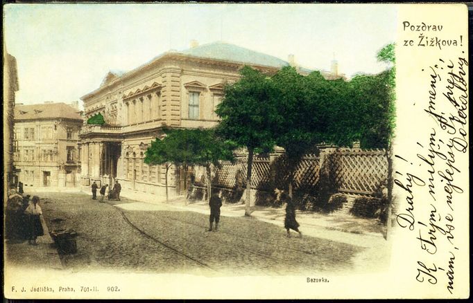 Archivní fotografie z historie tramvajové vozovny na Žižkově v Praze 3.