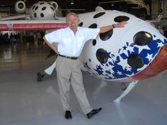 Největším rivalem Jeffa Bezose je Richard Branson. Na snímku před svou lodí SpaceShipOne.