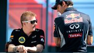 Svérázný Fin Kimi Räikkönen v družném rozhovoru se soupeřem z Red Bullu Markem Webberem. Ve formuli 1 se oba poprvé potkali už v roce 2002.