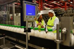 Coca-Cola začne v Praze vyrábět rostlinná mléka pro Evropu. Těším se na vánoční reklamu, řekl Babiš