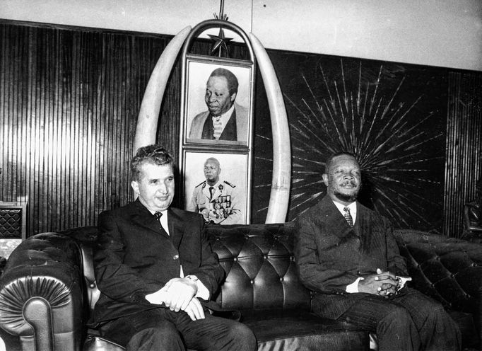 Diktátor Středoafrické republiky Jean-Bédel Bokassa (vpravo) a rumunský diktátor Nicolae Ceaușescu. Snímek z roku 1972.