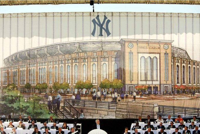 Vlastník baseballového klubu New York Yankees George Steinbrenner hovoří na slavnostním ceremoniálu u příležitosti zahájení stavby nového stadionu.