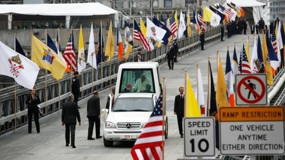 Papežova návštěva USA: Modlitba na Ground Zero, mše na stadionu