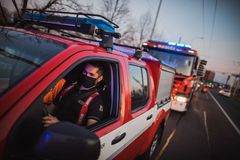 Hasiči měli loni méně výjezdů k požárům, častěji ale zasahovali u dopravních nehod