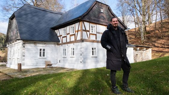 Hospoda pro pašeráky u Liberce byla v žalostném stavu. Manželé ji přestavěli na hotel