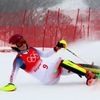 Mikaela Shiffrinová padá v kombinačním slalomu na ZOH 2022 v Pekingu