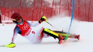 Slalom přinesl řadu pádů a zklamání. Ze hry vypadla i úřadující mistryně světa Mikaela Shiffrinová z USA.