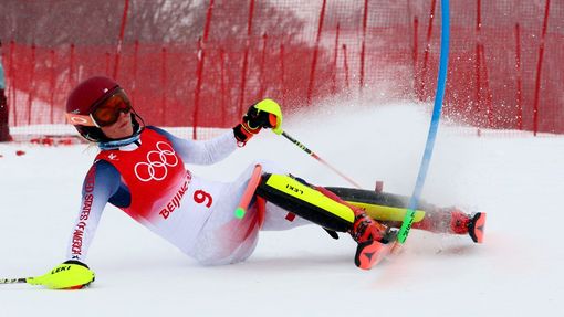 Mikaela Shiffrinová padá v kombinačním slalomu na ZOH 2022 v Pekingu