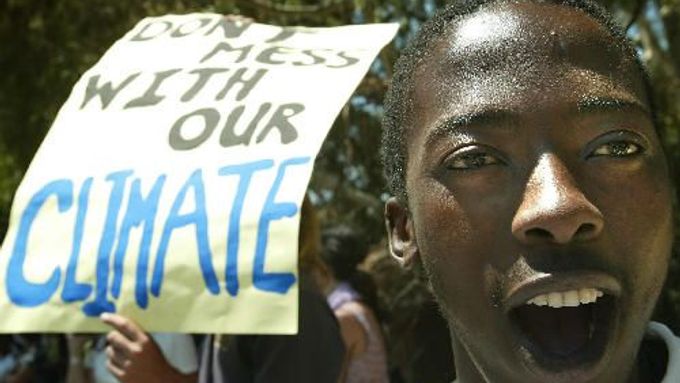 Proti tomu, že USA dosud odmítly podepsat Kjótský protokol, protestovaly nedávno i stovky lidí před velvyslanectvím v Johannesburgu.