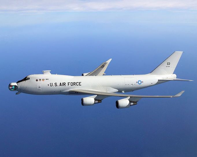 Boeing YAL-1, upravená verze 747, nesoucí letadlový laser.