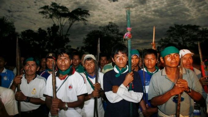 Peruánští indiáni blokující přístup do města Yurimagua v Amazonii.