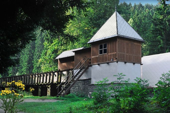 Čeňkova pila - dřevěné vantroky stojí před obcí Srní na soutoku dvou šumavských řek Vydry a Křemelné.