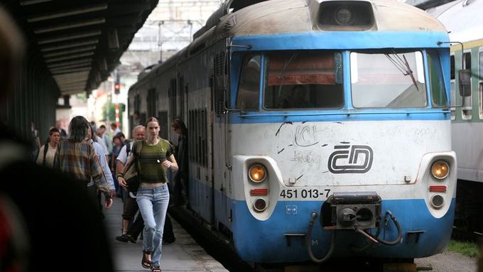 Útočník napadl lidi ve vlaku - ilustrační foto