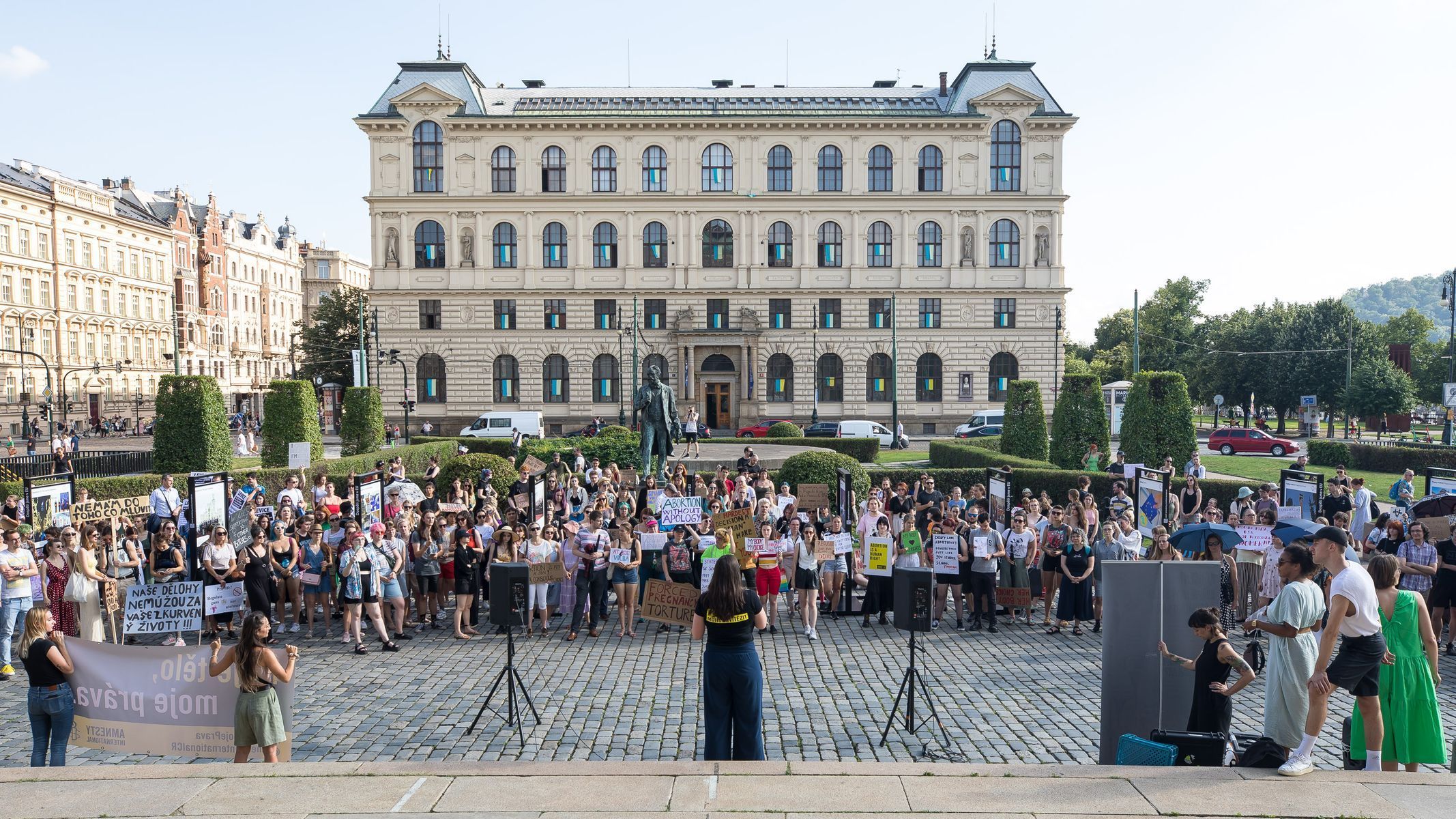 Pochod Amnesty International proti rozhodnutí amerického nejvyššího soudu v otázce potratů