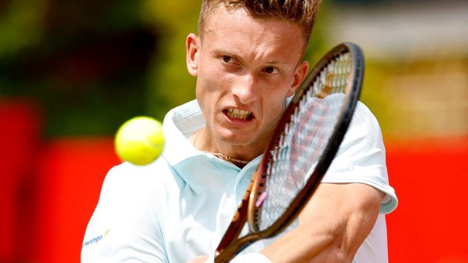 Jiří Lehečka v duelu s Alexem de Minaurem v londýnském Queen's Clubu