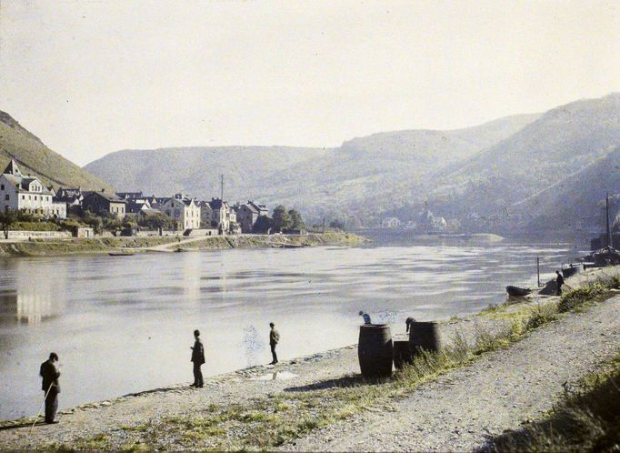 Lidé u řeky Mosela. Cochem, Německo, rok 1924