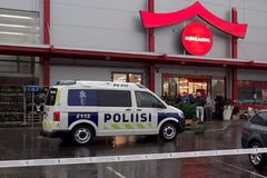 Muž útočil mečem ve finské škole. Jeden člověk zemřel, deset je zraněných