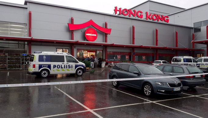 Policie před nákupním centrem Herman, kde došlo k útoku.