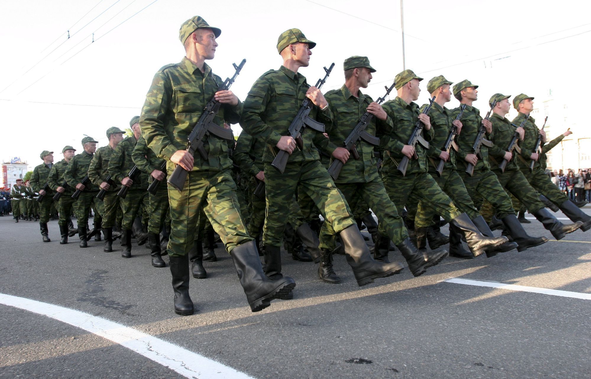 Separatisté nacvičují na přehlídku v Doněcku.