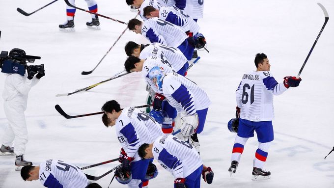 Korejští hokejisté se po skvělém výkonu proti Čechům klaněli nadšeným fanouškům.