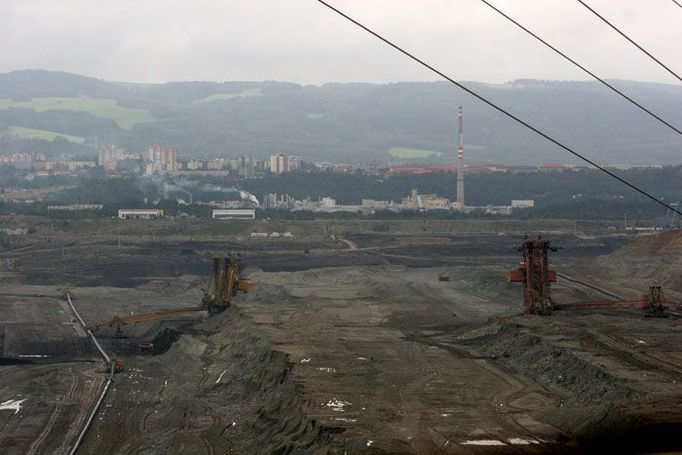 Důl Jiří nad Sokolovem. Ročně se posune o sto metrů na západ. Nakonec uhelné sloje dorazí v roce 2025.