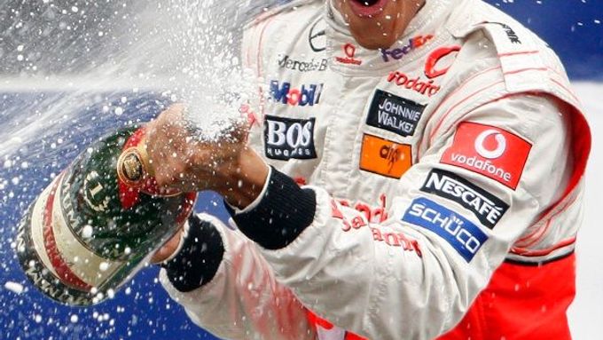 VC Belgie: Déšť, nehoda Räikkönena a předčasná radost Hamiltona
