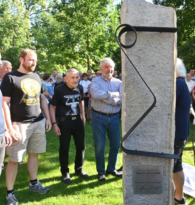 Odhalení památníku Frantovi Kocourkovi v Brně-Řečkovicích. Zleva jeho syn František, muzikolog Miloš Štědroň a herec Miroslav Donutil.