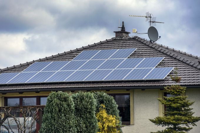 Fotovoltaické panely na střeše rodinného domů v Karviné.