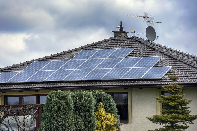 Fotovoltaické panely na střeše rodinného domů v Karviné.