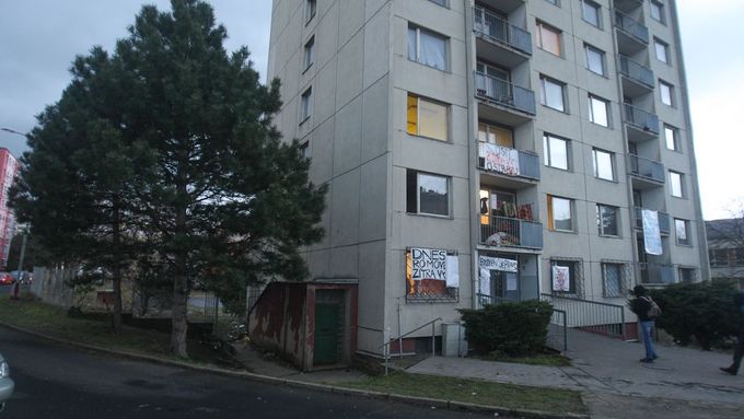 Boj o ubytovnu v Krásném Březně: Bydlení uhájili, vodu a teplo ne