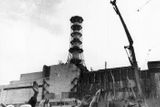 Pracovníci, kteří budovali sarkofág nad havarovaným enenergoblokem Černobylu, oslavují dokončení práce