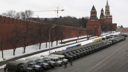 Vozy ministerstva obrany, připravené ve volební den u Kremlu.
