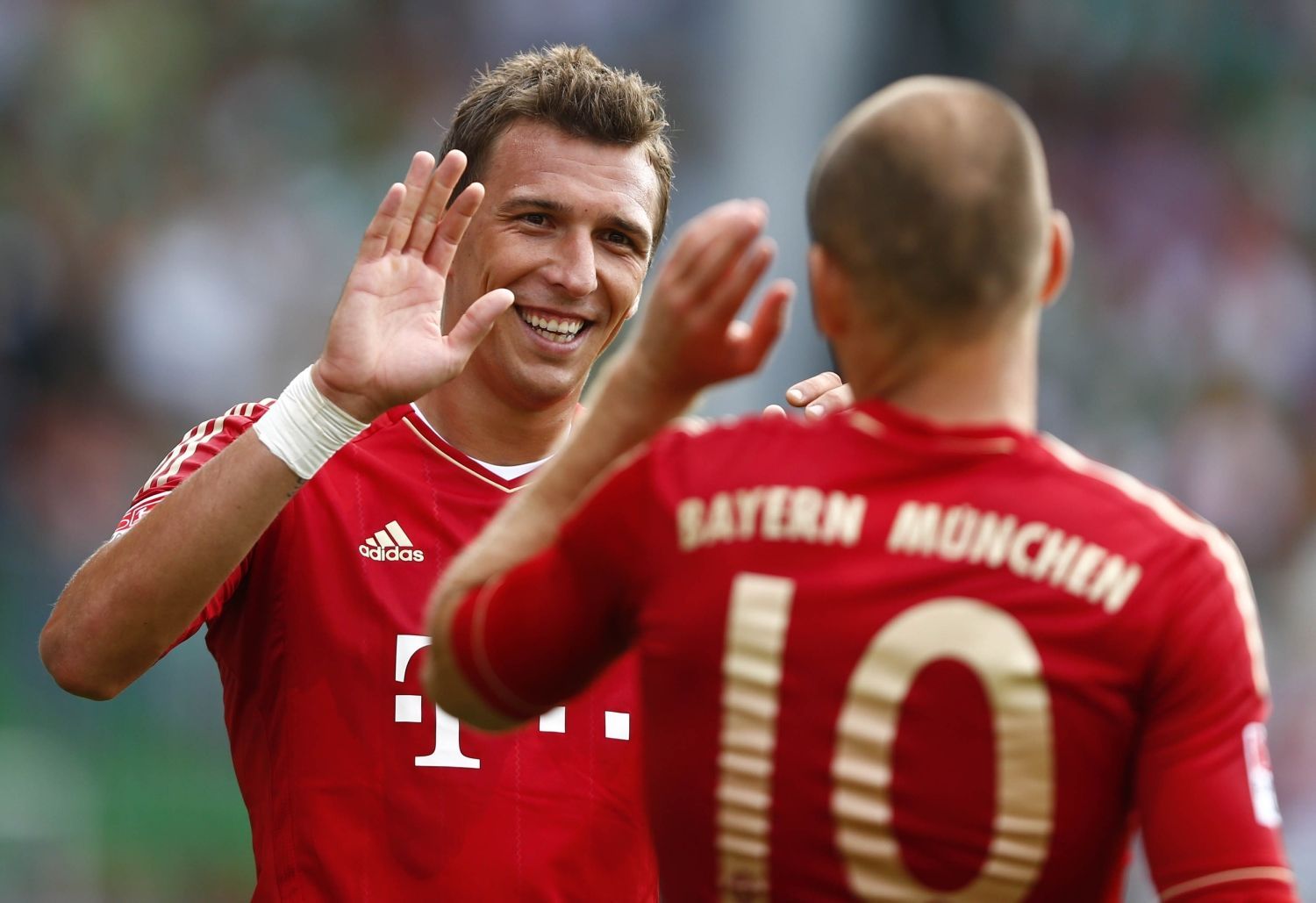 Fotbalista Mario Mandžukič z Bayernu Mnichov gratuluje ke gólu Arjenu Robbenovi v utkání německé Bundesligy 2012/13 s Furthem.