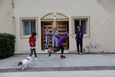 Ukrajinské děti si hrají před hotelovým rezortem ve španělském městě Cofrentes, kam byly jejich rodiny umístěny.