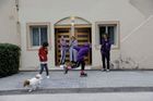 Ukrajinské děti si hrají před hotelovým resortem ve španělském městě Cofrentes, kam byly jejich rodiny umístěny.