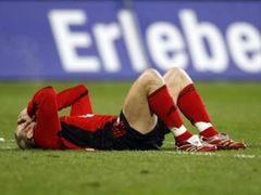 Fotbalista Bayeru Leverkusen Andrej Voronin leží na hříšti při utkání Poháru UEFA proti Besiktasi. Ruský fotbalista se 26. února upsal anglickému Liverpoolu.