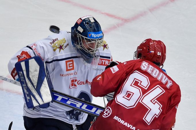 Kladna Landon Bow a Ondrej Šedivý z Třince v zápase 22. kola extraligy.