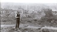 Židé prchali navíc z obavy před pogromy ze strany ruské armády a zejména obávaných kozáků. Obviňování ze špionáže, ponižování, popravy, znásilňování a plenění patřilo k jejich každodenní zkušenosti v Rusy obsazené východní Haliči a v Bukovině. Muž stojící mezi troskami židovské čtvrti, Zaleszczyki/Zališčiky, východní Halič přibližně 1917.