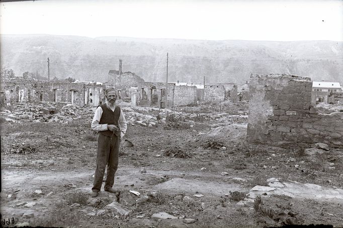 Muž stojící mezi troskami židovské čtvrti, Zaleszczyki/Zališčiky, východní Halič přibližně 1917.