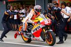 Ani tak skvělému týmu, jako je Honda, se nevyhnul trapas. V Austrálii Marc Marquez musel místo prvního mečbolu v boji o titul potupně odstoupit, protože byl diskvalifikován. Důvod? U Hondy neumí počítat do desíti a pro Phillip Island výjimečně povinnou zastávku v boxech připravili o kolo později, než jak určila pravidla.