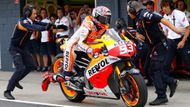 Ani tak skvělému týmu, jako je Honda, se nevyhnul trapas. V Austrálii Marc Marquez musel místo prvního mečbolu v boji o titul potupně odstoupit, protože byl diskvalifikován. Důvod? U Hondy neumí počítat do desíti a pro Phillip Island výjimečně povinnou zastávku v boxech připravili o kolo později, než jak určila pravidla.