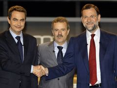 Zapatero (vlevo) a Rajoy (vpravo) s televizním moderátorem