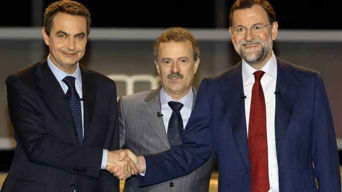 Rajoy (vpravo) a Zapatero při první debatě před týdnem
