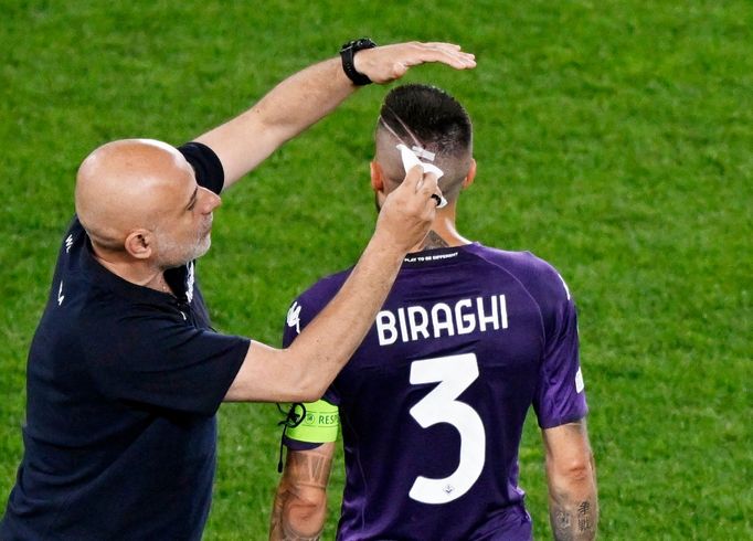 Ošetřovaný Cristiano Biraghi ve finále Konferenční ligy Fiorentina - West Ham