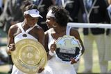 Venus Williamsová (vlevo) drží talíř pro wimbledonskou vítězku. Na Serenu zbyla trofej pro poraženou finalistku.