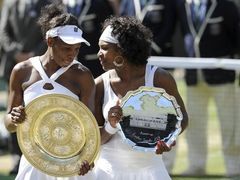 Dámskou část Wimbledonu ovládly sestry Williamsovy. Nejprve ve vzájemném finále porazila Venus Serenu a obě společně se radovaly z triumfu ve čtyřhře.