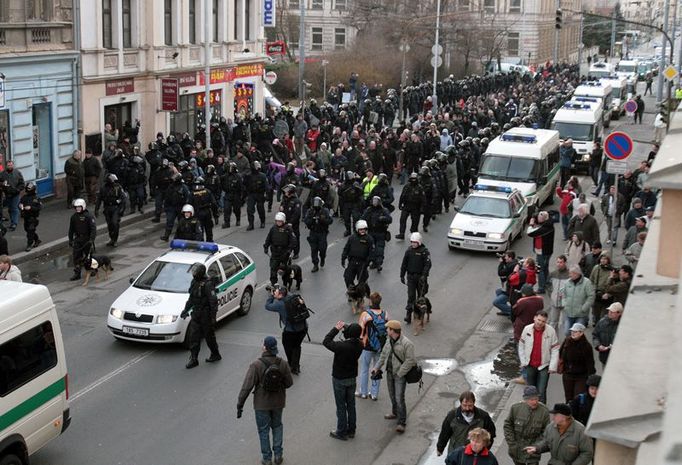 Neonacistický průvod střeží policie.